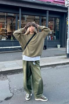 Womens Skater Style, Green Brown Outfit, Brown Street Style, Olive Outfits, European Streetwear, Green Jeans Outfit, Green Sweater Outfit, Street Style Outfits Casual, Outfits Baggy