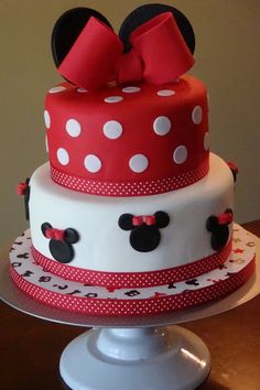 a minnie mouse cake with red bows on top