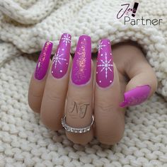 December Nails, Winter Nail Art, Christmas Nails Acrylic, Christmas Nail Designs, Nail Designs Glitter, Elegant Nails, Christmas Nail Art, Holiday Looks, Metallic Accents