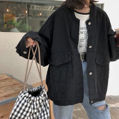 Outfit Ideas With Black Jacket, Oversized Jackets For Women, Black Jean Jacket Aesthetic, Styling Oversized Jacket, Black Jacket Jeans Outfit, Oversized Black Jacket Outfit, Black Oversized Jacket Outfit, Cute Jackets Aesthetic, Black Denim Jacket Outfit Aesthetic