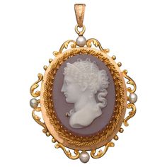 PENDANT CAMEO, the setting in 750 / °° yellow gold braided and chiseled decorated with foliage punctuated with cultured pearls surrounding a woman in profile on agate, her hair richly chiseled and styled in the antique style. End of the 19th century. 5 x 4 cm without bail. Gross weight: 17.7 g. Antique Cameo Jewelry, Antique Vanity Set, Antique Vanity, Face Necklace, Cameo Jewelry, Cameo Pendant, Necklace Pearl, Makeup Fashion, Drop Necklace