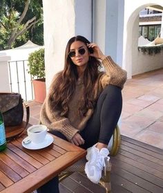 Trendy Athleisure Outfits, Winter Fashion Outfits Dressy, Look Legging, Tennis Shoes Outfit, Winter Fashion Outfits Casual, 90s Fashion Outfits, Athleisure Fashion, Athleisure Outfits