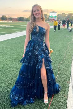 Ruffle Prom Dress, Prom Dress Inspo, Prom Dress Ideas, Prom 2024, Stunning Prom Dresses, Prom Inspo, Looks Party, Cute Prom Dresses