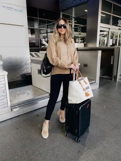 Plus Size Airport Outfit, Winter Airport, Airport Outfit Spring, Comfortable Airport Outfit, Airport Outfit Winter, Chic Airport Outfit, Cute Airport Outfit, Airport Chic