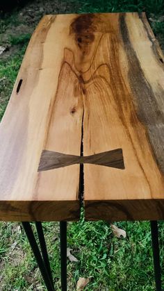 a piece of wood that has been turned into a table with an arrow on it