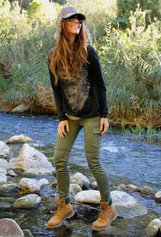 . Outfits To Wear With Timberlands, How To Wear Hiking Boots, Moda Safari, Timberland Boots Girls, Timberland Outfit, Wander Outfit, Lollapalooza Outfit, Outdoor Outfits, Timberland Boots Outfit