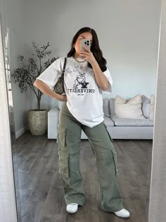 Cargo Pants Outfit Hijab, Style Green Cargo Pants, Cargo Pants Outfit Fall, Cargo Pants Outfit Summer, Cargo Outfits Women, Cargo Pants Outfit Street Style, Cargo Pants Women Outfit, Green Cargo Pants Outfit, Cargo Pants Outfit Women