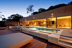 Hollywood Hills chic modern home opens onto luxury pool terrace. Sliding Walls, Sunken Patio, Hollywood Hills Homes, Terrace Restaurant, Amazing Houses