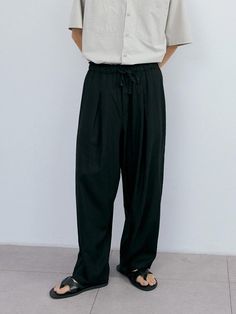 This is a trendy and minimal pants by endoor that is made out of high quality and sturdy material. With distinctive mood of the design and comfortable wear, you can style it for your casual daily outfit.- Deep tucks for wide silhouette- Pleats detail on the waist- Washed fabric for natural touch Oversized Black Harem Pants Casual Style, Oversized Black Casual Harem Pants, Casual Wide Leg Straight Pants, Oversized Casual Pants For Workwear, Casual Oversized Black Wide Leg Pants, Black Relaxed Wide Leg Bottoms, Black Wide-leg Parachute Pants For Loungewear, Relaxed Black Wide Leg Bottoms, Relaxed Black Cotton Pants