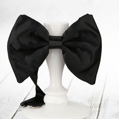 The latest new fashion bow tie models are the choice of gentlemen who want to be the most stylish of the night. Big bow ties, which are also very popular as groom's bow ties and wedding bow ties, are models that are wider in width and length than standard bow ties. Made of high quality satin fabric, its height is 14cm and its height is 10cm. Dry cleaner. Tuxedo Style Bow Tie Back Ties For Wedding, Groom's Satin Bow Tie, Party Suit And Tie Accessories With Detachable Bow, Classic Detachable Bow For Groom, Black Bow Tie For Groom, Dapper Bow Tie With Detachable Bow For Weddings, Tuxedo Bow Tie With Decorative Bow For Wedding, Tuxedo Bow Tie With Detachable Bow For Wedding, Tuxedo Style Wedding Bow Tie With Detachable Bow