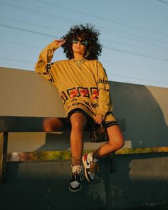 Skateboard Photoshoot, Best Dressed Women, Womens Streetwear, Sneaker Outfits, Fashion 90s, 90's Fashion, Summer Streetwear, Street Fashion Photography