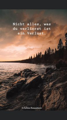 an image of the ocean at sunset with a quote on it that reads, night alles was du verlierrstt ist en verlust