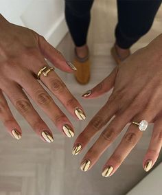 Gold Chrome Wedding Nails, Manicure Ideas Gold, Gold Mirror Chrome Nails, Gold White Chrome Nails, Crom Nails Ideas, Gold Chrome Powder Nails, Short Gold Chrome Nails, Short Nail Chrome Designs, Chrome Manicure Ideas