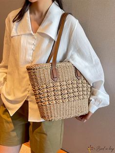 BirdinBag - Chic Summer Straw Shoulder Bag for Women, Vintage Woven Design - 2023 Collection Large Capacity Box Bag For Vacation, Large Capacity Straw Satchel For Daily Use, Beige Shoulder Bag With Single Handle For Shopping, Beige Single Handle Shoulder Bag For Shopping, Beige Single Handle Shoulder Bag For Daily Use, Casual Shopping Bag With Single Handle, Casual Beige Box Bag, Casual Single Handle Shopping Bag, Daily Use Straw Satchel Bag With Single Handle