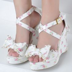 Muy muy Monos Shoes With Bows, Hak Tinggi, Tokyo Street Fashion, Kawaii Shoes, Girly Shoes, Aesthetic Shoes, Glass Slipper, Grunge Style, Pretty Shoes