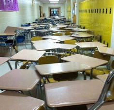 an empty classroom with many desks and chairs