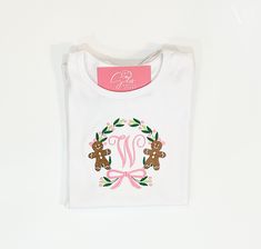 Gingerbread men + the color pink + a big bow is the perfect combination for the holiday season! This design features a single initial in a script print. If you'd like a different font for the initial, just let us know! The embroidered design is placed on a high quality white shirt/onesie. Shirts are 100% combed cotton and run true to size. Sizes range from 6 month-12. Brands used are Blanks Boutique or ARB Blanks depending on availability. Please be sure to leave the name for personalization in Girls Christmas Shirts, Girls Holiday, Fernandina Beach, Christmas Embroidery Designs, Embroidered Christmas, Monogram Shirts, Gingerbread Men, A Script, Bow Holder