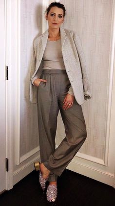 Blake Lively Outfits, Work Outfits Frauen, Pear Shaped Women, Chique Outfits, Blair Waldorf, Ryan Reynolds, Tarzan, Grey Pants