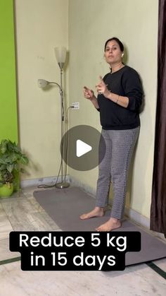 a woman standing in front of a green wall with the words reduce 5 kg in 15 days