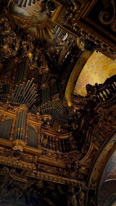 an ornately decorated ceiling with pipe organes