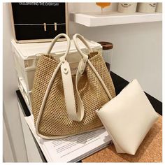 Size: 34 CM top width/32 CM bottom width/28 CM height/13 CM thickness Straw bag with clutch insert Straw Beach Tote, Round Straw Bag, Weave Shop, Straw Beach Bag, Straw Clutch, Bag Summer, Woven Tote Bag, Summer Bag, Women Bags Fashion