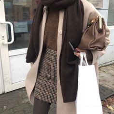 Neutral Tone Outfits, Casual Chique Stijl, Fall Fashion Sweaters, Fall Fashion Coats, Pullover Mode, Korean Fashion Trends, Neutral Outfit, Street Style Chic