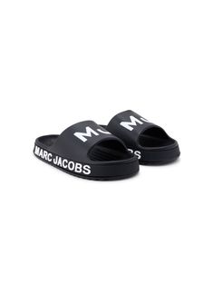 black/white logo print to the front logo at the sole round open toe slip-on style flat rubber sole Logo Open Toe Slides For Beach, Casual Black Slides With Logo, Casual Slip-on Sandals With Logo, Logo Slides For Beach With Open Toe, Black Logo Sandals For Summer, Black Slides With Logo For Summer, Black Logo Slides For Summer, Black Flat Slides With Rubber Sole, Black Slip-on Slides For Streetwear