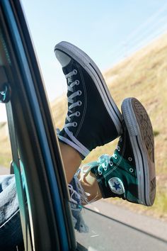 Converse Photography, Tennis Shoes Outfit, Ideas Outfit, Barefoot Shoes, Converse Sneakers, Diy Shoes