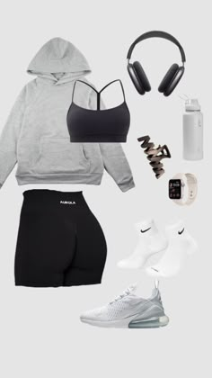 Cute Gym Clothes Women, Fashion Gym Outfits, Neutral Color Gym Outfit, Sports Bra And Shorts Outfit, Shorts Trends 2023, Layered Gym Outfit, Gym Clothes Women Aesthetic, Gym Headphones Outfit, Gym Outfits Aesthetic Comfy