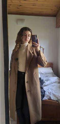 How To Style Beige Overcoat, Brown Coat Women Outfit, Tan Coats For Women, How To Style Long Beige Coat, Turtleneck Trench Coat Outfit, Black And Beige Winter Outfit, Long Beige Wool Coat Outfit, Turtle Neck With Long Coat, Brown Coat Outfit Women