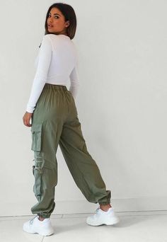 Cargo Joggers Outfits Women, Cargo Joggers Outfits, Women Cargo Pants Outfit, Cargo Pants Outfit Black, Black Cargo Pants Outfit, Cargo Pants Women Outfit, Joggers Outfit Women, Green Pants Outfit