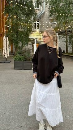 Fitted Long Skirt Outfits, Black Skirt And White Top Outfit, Styling Long Black Skirt, How To Style Long Black Skirt, White Long Skirt Outfit Ideas, White Skirt Fall Outfit, Modest Club Outfits, Check Shirt Outfit, White Long Skirt Outfit