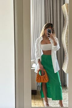 Green skirt white button down orange back white crop top outfit inspo pic aesthetic fashion Brunch Looks Summer, Colorful Summer Outfits 2024, Vegas Day Club Outfit, White Crop Top Outfit, Crop Top Outfit, Pic Aesthetic, European Fashion Summer, Orange Handbag