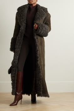 Magda Butrym tailors this brown coat with wide, padded shoulders nodding to exaggerated silhouettes from the ‘80s. It’s made from plush shearling offset with a curly collar and cuffs and falls to a dramatic floor-length hem. Cinch it with the belt or leave it open to relax the shape. Trent Coat, Winter Chic, Magda Butrym, Looks Black, Shearling Coat, Winter Looks, Fall Winter Outfits