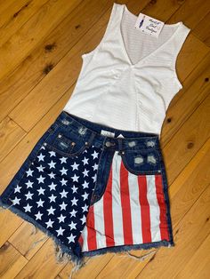 What a precious trendy style for all occasions! Trendy Style, Striped Shorts, Trendy Fashion, Stripes, Stars