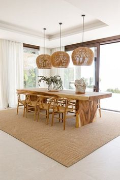 Believe it or not, even modern homes prefer the use of wood especially for their dining rooms because it seems to connect them to nature! Even when their homes are all modern and contemporary in architectural design, the use of wood is never left out! Boho Chic Dining Table, Tropical Dining Room Decor, Pottery Studio Interior Design Style, Beach Boho House, Earthy Dining Room Decor, Bali Dining Room, Bali Inspired Living Room, Dining Room Tropical, Tropical Dining Table