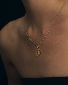 Bask in the warmth of the Solar Necklace. Classic coin pendant in 18k gold vermeil. Shop sun disc jewellery. Solid Gold Necklace, Round Pendant Necklace, Timeless Jewelry, Coin Necklace, Coin Pendant, Stylish Jewelry, Round Pendant, Cleaning Jewelry, Necklace Gold