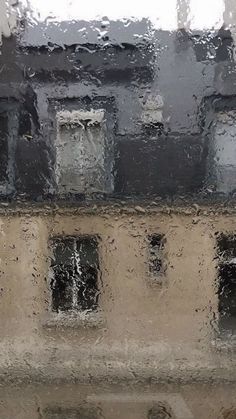 the side of a building is covered in rain