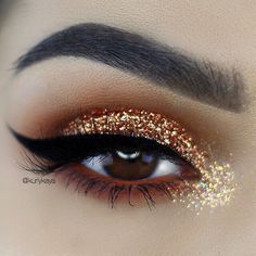 Esse brilho mas no tom rose gold Mat Makeup, Glitter Makeup Tutorial, Metallic Eyes, Glitter Eye Makeup, Winged Liner, Glitter Eyes, Glitter Eyeshadow