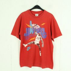 Brand: Vintage Nike Product: T-shirt Details: red, with print MICHAEL JORDAN + "Jamming Frequency", basketball Size men: M single chest width: 54 cm Arm length: 21 cm simple shoulder width: 52 cm Length: 71cm Condition: very good, used Material: 98% cotton, 2% polyester 14 day right of withdrawal | free store pick up in Berlin If you have any questions, please contact us by phone or email. We are happy to help you Monday to Saturday from 12:00 p.m. to 6:00 p.m. Please also note the dimensions as Nike Vintage, Nike Tshirt, Michael Jordan, Mens Graphic Tee, Used Clothing, Vintage Nike, Retro Fashion, Vintage Outfits, Jordan