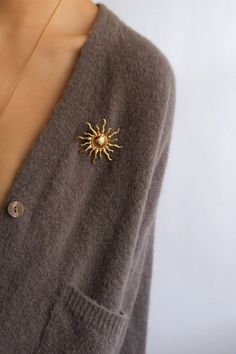 Brooch Gold Jewellery, Modern Brooches And Pins, Wearing Brooches, Broches Jewelry, Book Bujo, Sun Brooch, Boy Jewelry, Brooch Design, Metal Brooch