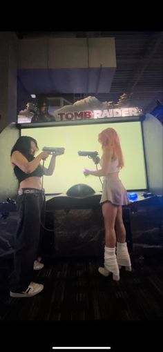 Halloween Duo Pics, Instagram Duo Poses, Arcade Fit, Duo Pics Funny, Duo Poses Funny, Arcade Picture Ideas, Funny Duo Pictures, Arcade Pictures, Arcade Pics