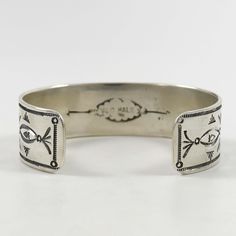 Bracelet manchette en argent sterling avec motifs estampillés à la main.

 Largeur du brassard : 0,75 po
 Mesure intérieure de 5,875 pouces, plus ouverture de 1,25 pouces
 (Circonférence totale de 7,125" - Moyenne-Grande) Classic Stamped Cuff Bracelet, Classic Stamped Cuff Bracelets, Silver Stamped Cuff Bracelet, Sterling Silver Cuff Bracelet, Sterling Silver Cuff, Silver Cuff Bracelet, Silver Cuff, Hand Stamped, Cuff Bracelet