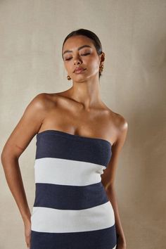 Exclude Effortless luxury in the strapless Cass Knit Dress. Detailed with a white and navy stripe effect. - Strapless Knitted Dress - Midi Length - Flattering and comfortable construction