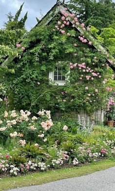 summer greenery cottagecore aesthetic background Cottagecore Wallpaper Iphone, Garden Cupboard, Taman Vintage, Cottagecore Aesthetic Wallpaper, Cottagecore Wallpaper, English Cottages, Nice House, Green Houses