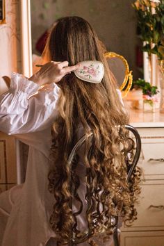 Brushing Hair Aesthetic, Brushing Hair Reference, Brushing Hair, Juliet Capulet, Girl Struggles, Hair Aesthetic, Very Long Hair, Hair Reference, Layered Cuts