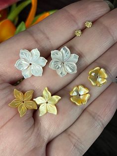 🌺Hand carved Mother of pearl Hawaiian flower earring stud set. Set includes: *1 pair yellow gold plated 925 silver cone studs with silicone backings. Posts are 10mm long. *1 pair of 16mm MOP white flower beads *1 pair of 14mm MOP yellow flower beads *1 pair of 10mm MOP yellow flower beads These are interchangeable and can be worn 4+ ways- posts alone, 1 flower, or if you have thin lobes you can stack 2 flowers *Feel free to ask any questions Mahalo🌺 2 Flowers, Hawaiian Flower, Flower Earring, Mother Of Pearl Earrings, Earring Stud, Pearl Earring, Stud Set, Flower Beads, Flower Earrings Studs