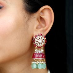 Détails du produit
        Ces boucles d'oreilles jhumka traditionnelles sont un superbe exemple de savoir-faire de style antique. Dotées d'un design de rubis et de diamants polki, ces boucles d'oreilles en rubis respirent une classe et une sophistication intemporelles. Les détails fascinants sont complétés par l'ajout de béryl créé et de gouttes de perles créées, ce qui en fait un bijou vraiment exquis. Ces boucles d'oreilles Dangle feront certainement tourner les têtes et laisseront u Traditional Jhumka, Traditional Indian Jewellery, Ruby Earrings, Jhumka Earrings, Diamond Design, Pearl Drop, Antique Style, Indian Jewelry, Ruby