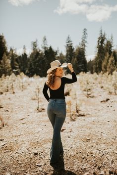 Boho Senior Pictures Outfits Country, 21st Western Photoshoot, Western Female Photoshoot, Cowgirl Boot Photoshoot, Country Poses Picture Ideas, Cowgirl Pictures Ideas, Western Field Photoshoot, Cowgirl Photoshoot Poses, Cowgirl Hat Photoshoot