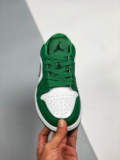 Air Jordan 1 Low ” Pine Green” 553558-301 Walk the talk and make a statement with our top-quality Sneakers. Shop now and step up your shoe game! Please carefully choosing the size number according the size chart as we CAN NOT offer return or refund if you choose a wrong size.The product need 3-5 business days to check the quality before shipping.Our High Quality Shoes models are various, please contact to our support to ask for the model you need.Because each device displays a different color. Therefore, the actual color of the item may not be 100% the same as [...] Jordan 1 Low Pine Green, Jordan 1 Milan, Air Jordan 1 Dior, Jordan 1 Dior, Air Jordan 1 Fearless, Jordan 1 Fearless, Walk The Talk, Jordan 1 Blue, Turbo Green